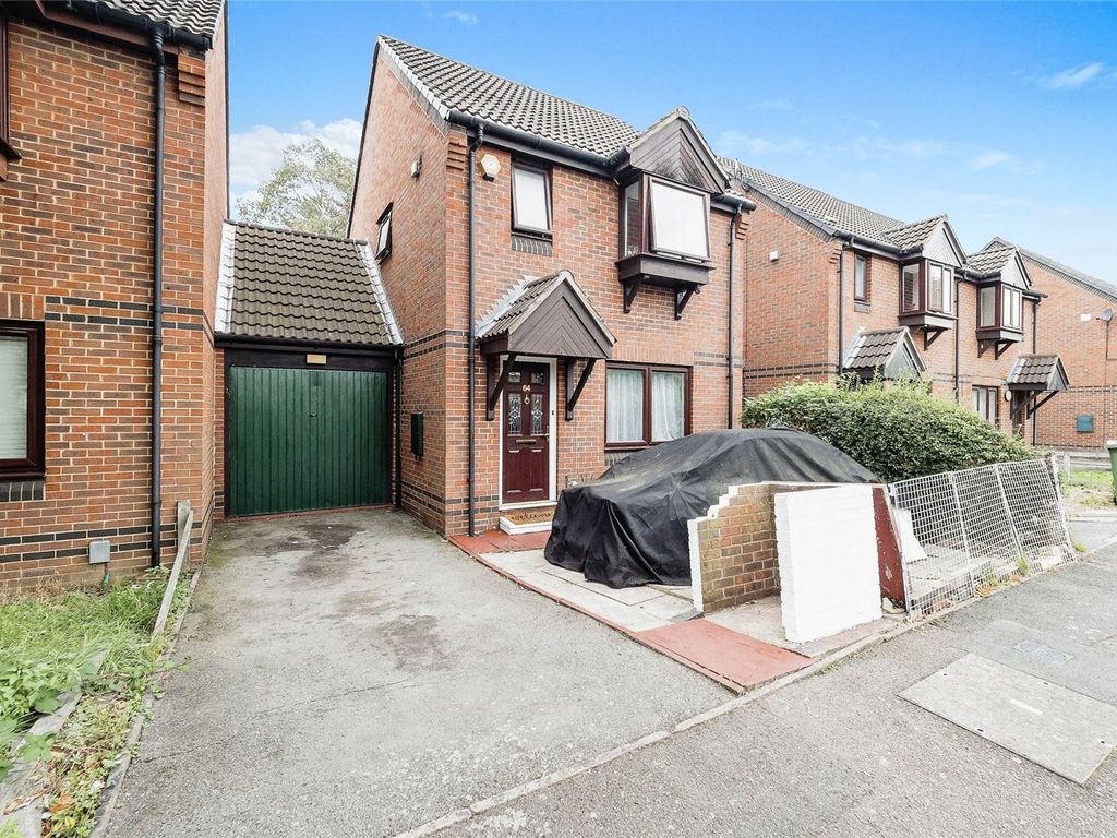 3 bed link detached house for sale in Howards Road, Plaistow, London