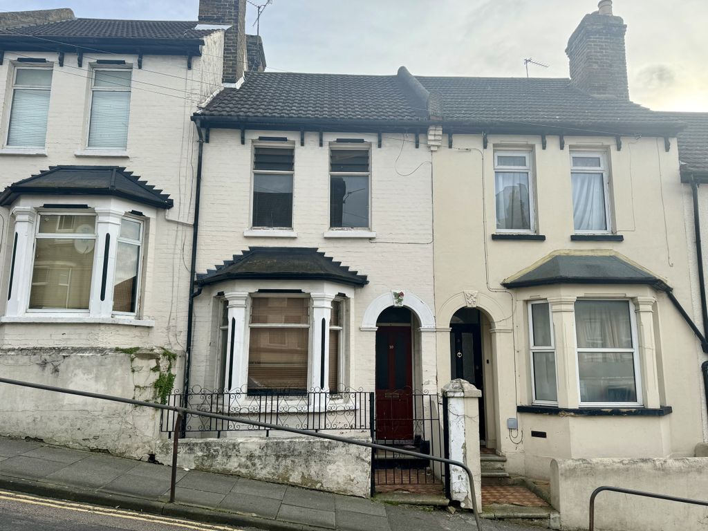 3 bed terraced house for sale in Institute Road, Chatham ME4, £199,850