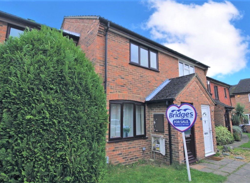 2 bed terraced house for sale in Gleneagles Drive, Farnborough