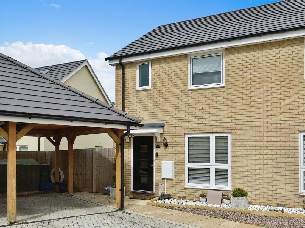 3 bed semidetached house for sale in Red Poll Way, Whitehouse, Milton