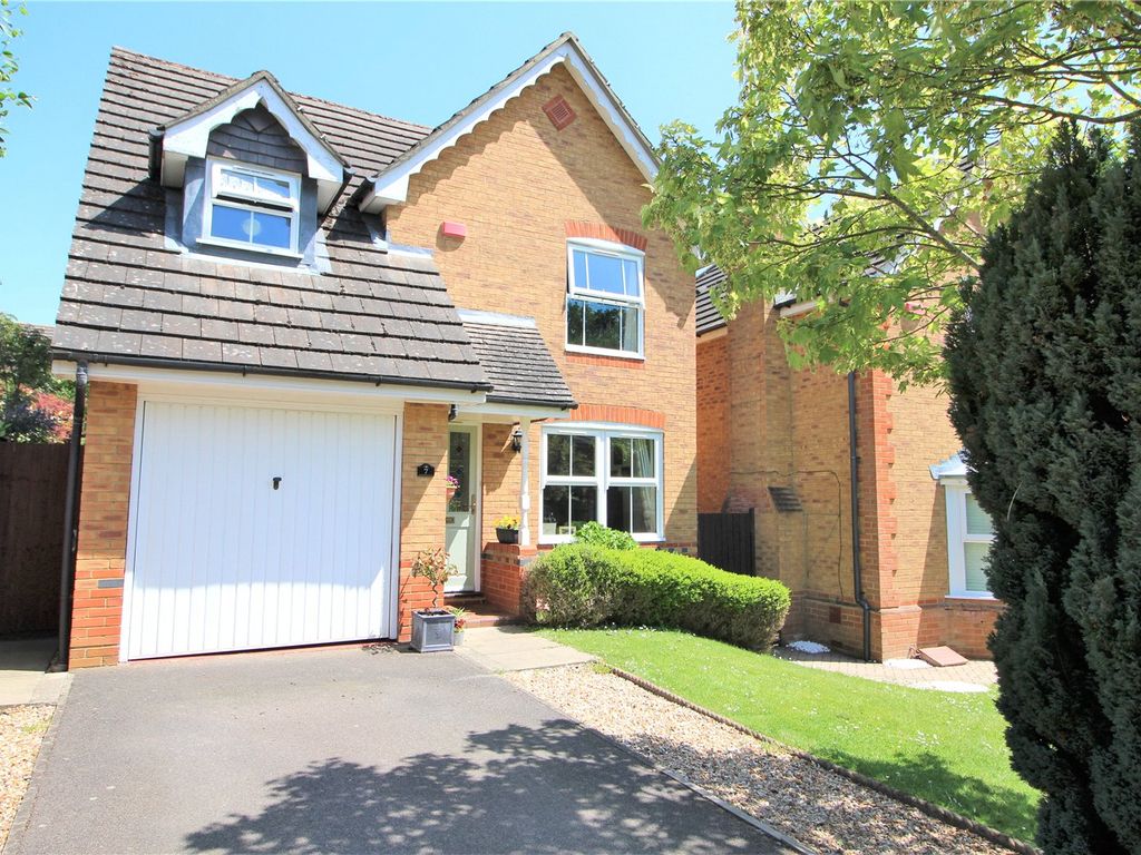3 bed detached house for sale in Camus Close, Church Crookham, Fleet