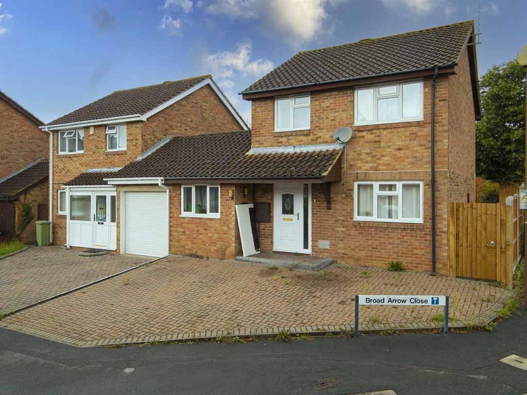 4 bed linkdetached house to rent in Tower Drive, Neath Hill, Milton