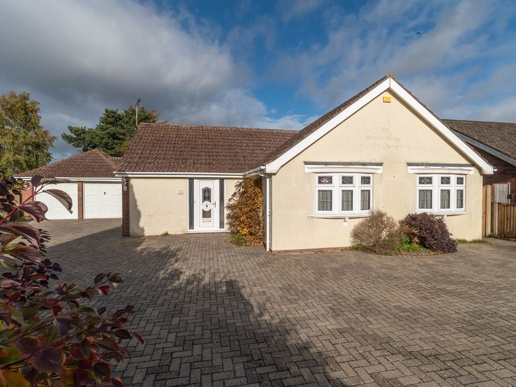 4 bed detached bungalow for sale in Fisher Road, Fakenham NR21, £