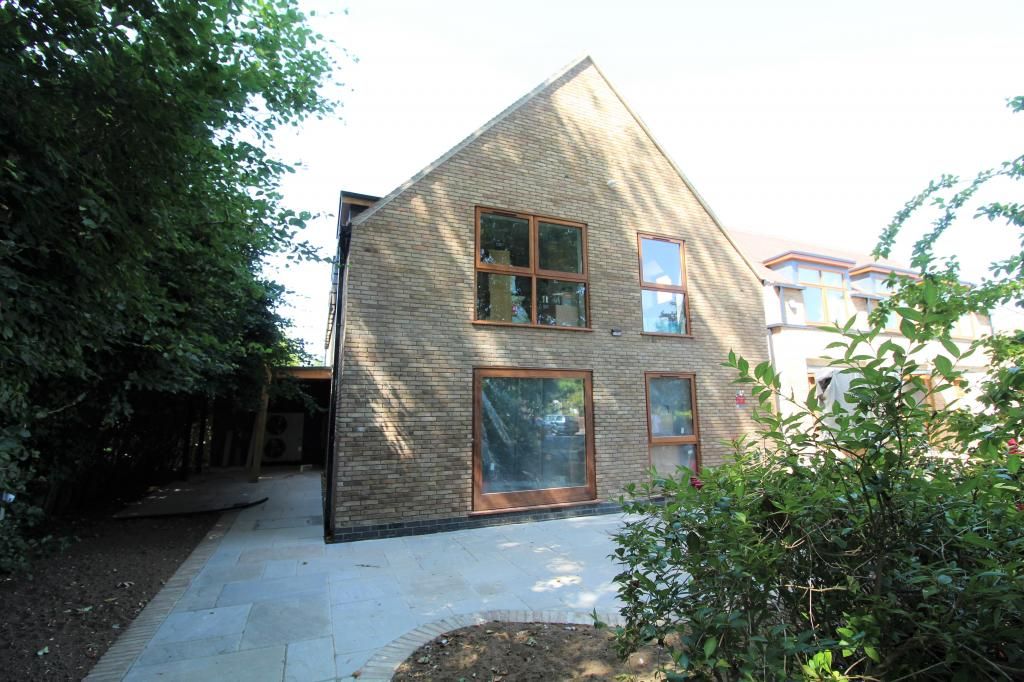 1 bed flat to rent in Highworth Avenue, Cambridge CB4, £1,450 pcm Zoopla