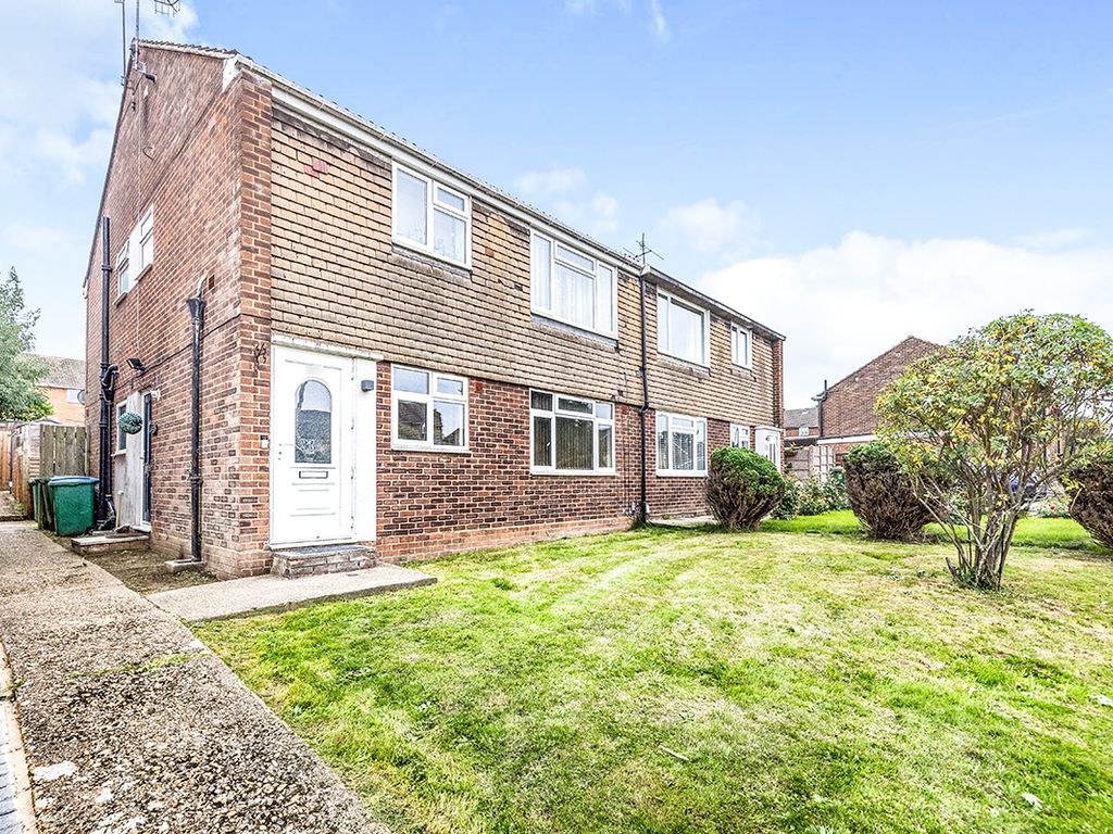 2 bed to rent in High Road, Leavesden, Watford