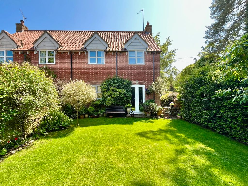 3 bed semidetached house for sale in Station Road, Hillington, King's