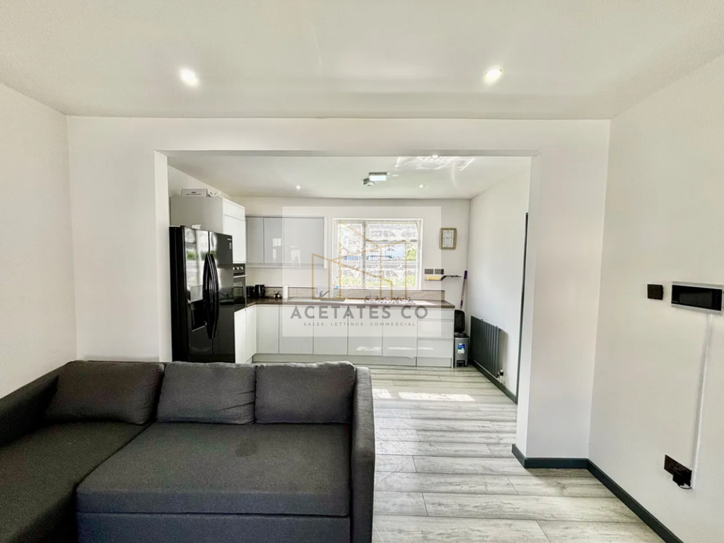 3 bed semidetached house for sale in Shakespeare Avenue, Peterborough