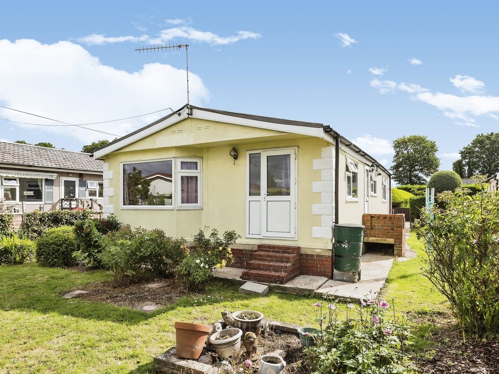 2 bed mobile/park home for sale in Laburnum Court, Smallfield, Horley
