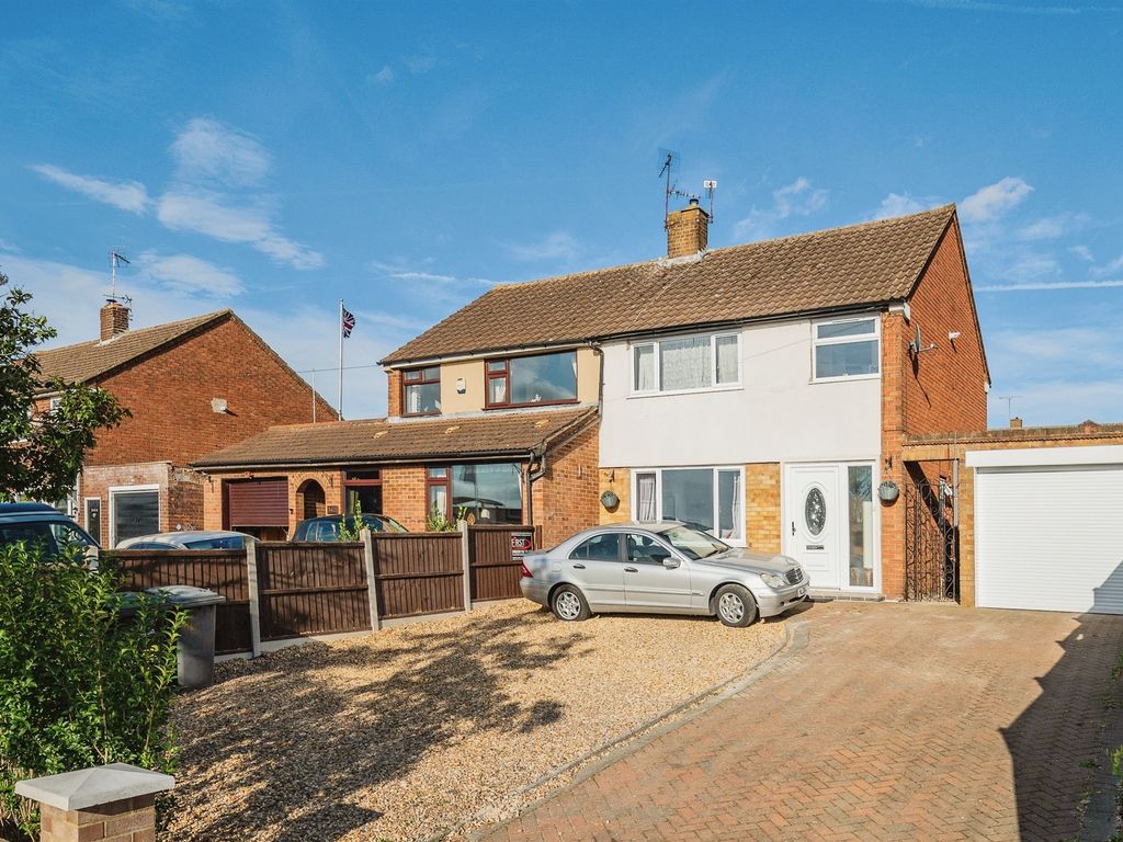 3 bed semidetached house for sale in Sundon Park Road, Luton LU3, £