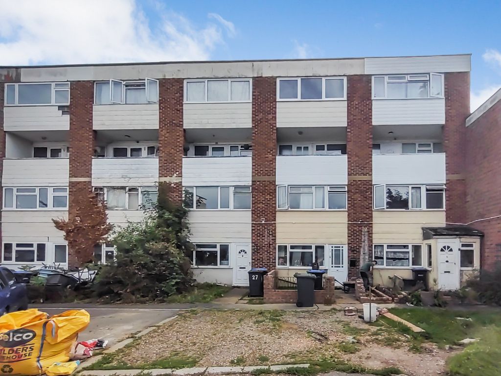 2 bed for sale in Douglas Road, Addlestone KT15, £180,000