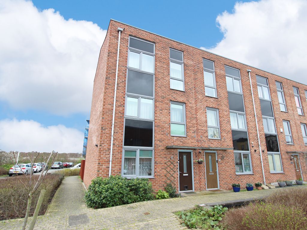 4 bed end terrace house for sale in Vimy Drive, Dartford, Kent DA1, £