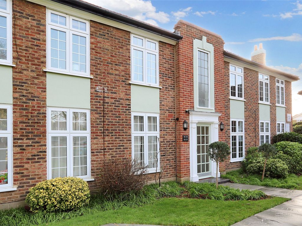 2 bed flat for sale in Portsmouth Road, Thames Ditton KT7, £375,000