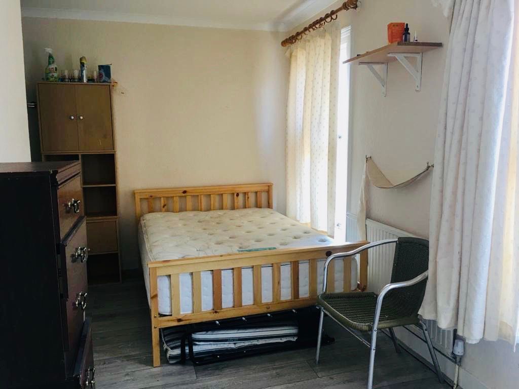 Room to rent in Malden Road, Borehamwood WD6, £900 pcm Zoopla