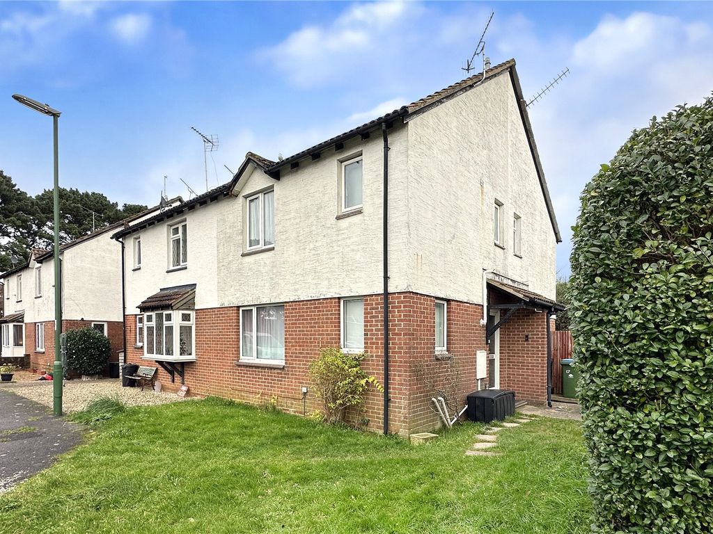 2 bed end terrace house for sale in Lanyards, Littlehampton, West