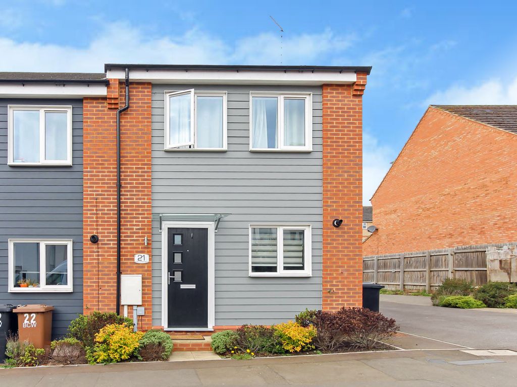 3 bed end terrace house for sale in Castle View, Brook Street East