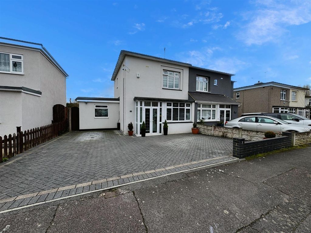 3 bed semidetached house for sale in King Vi Avenue, East