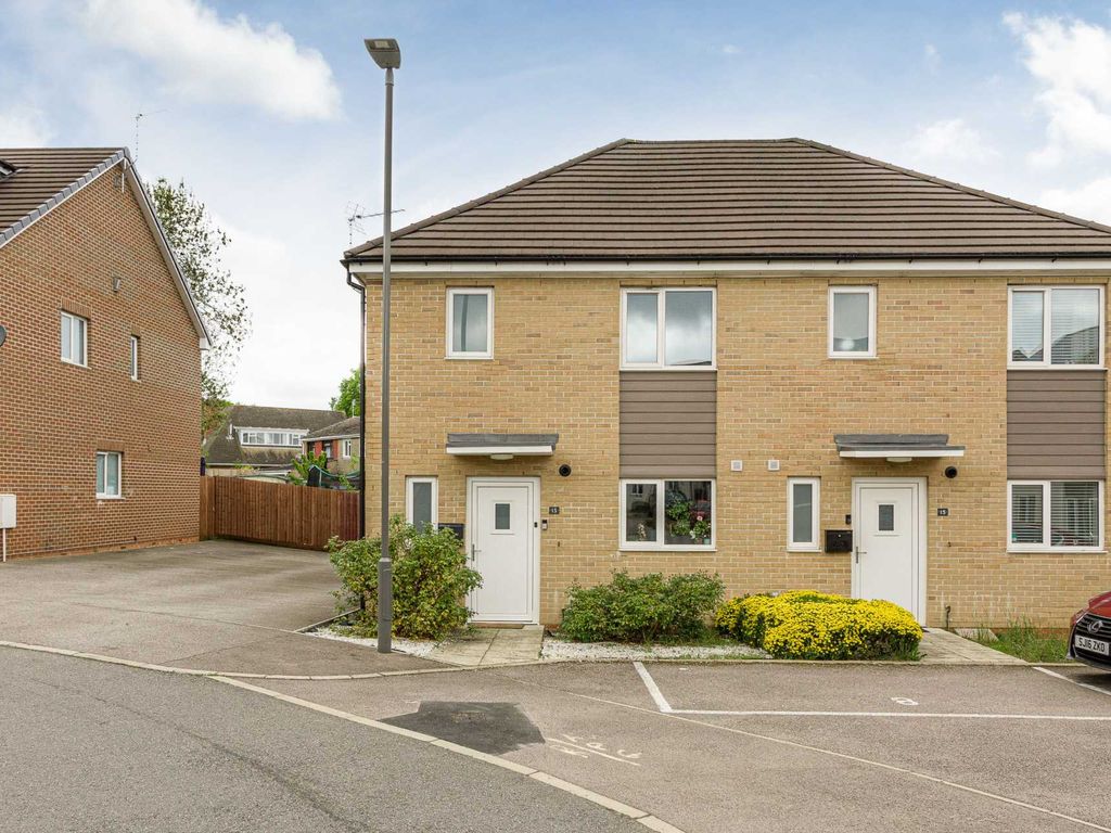 3 bed semidetached house for sale in Bunkers Crescent, Bletchley MK3