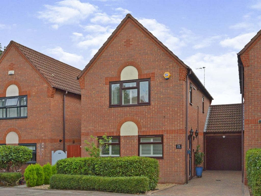 3 bed linkdetached house for sale in The Hythe, Two Mile Ash, Milton