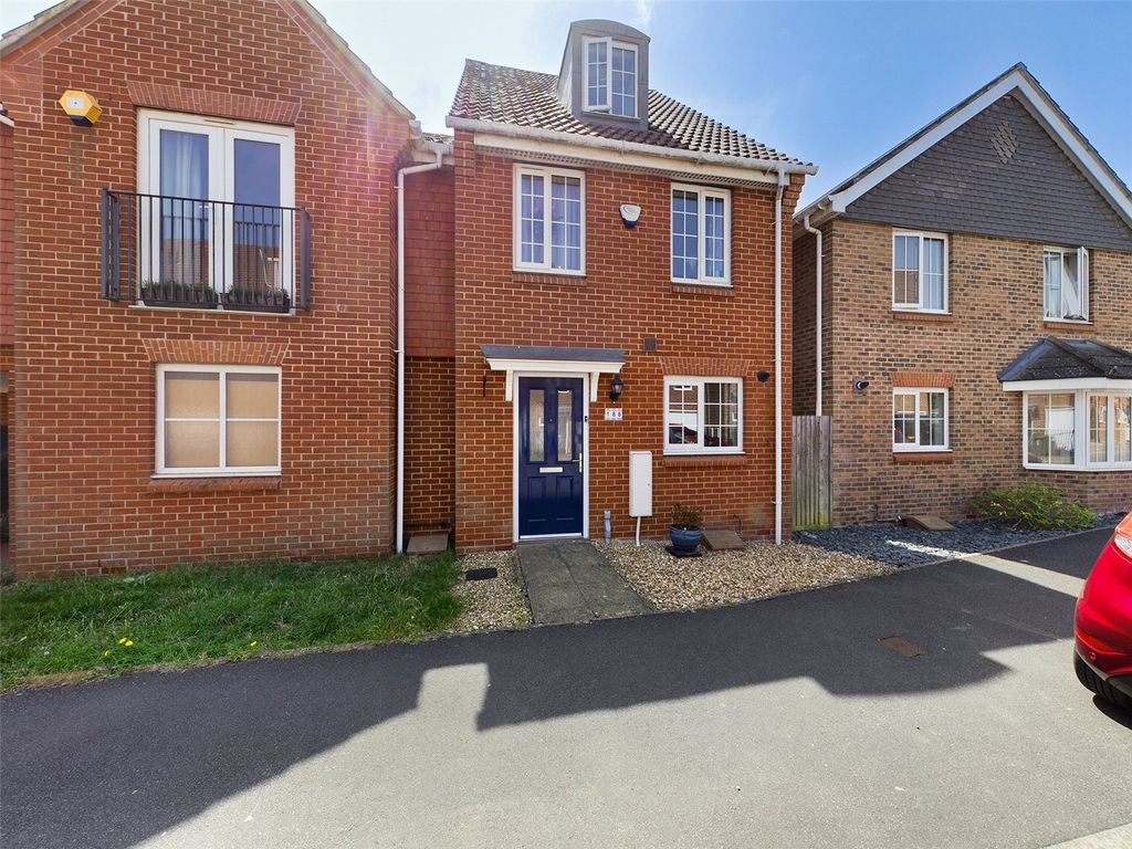 3 bed semidetached house for sale in Woodland Walk, Aldershot, Hants
