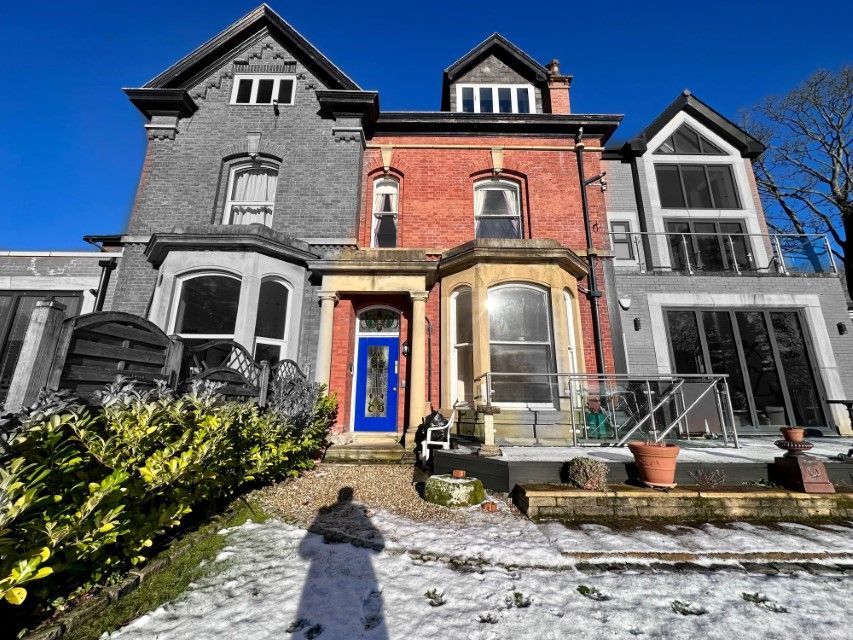 2 bed flat to rent in Lostock Junction Lane, Bolton BL6, £1,500 pcm