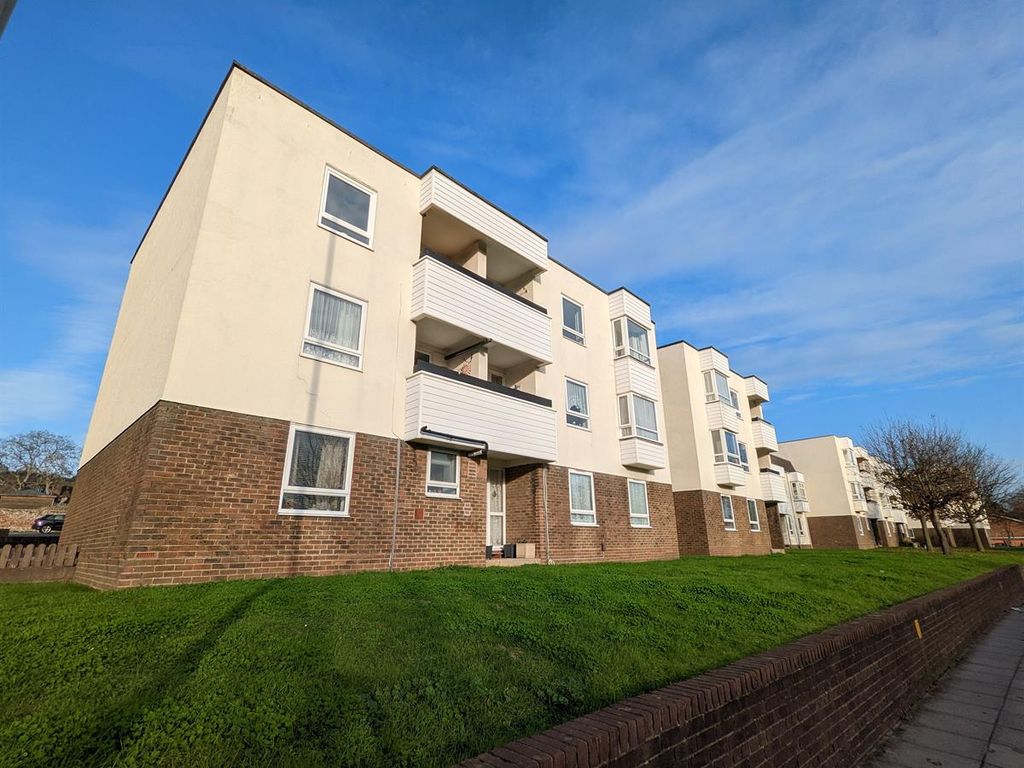 2 bed flat for sale in Tudor Court, Regal Close, Portsmouth, Cosham PO6