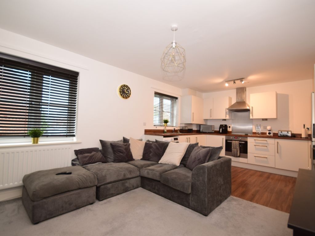 1 bed flat to rent in Woodview Way, Caterham CR3, £1,250 pcm Zoopla