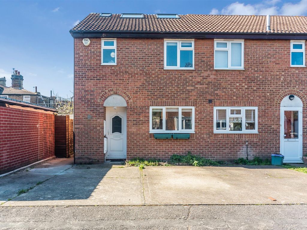 4 bed property for sale in Defoe Close, Colliers Wood, London SW17 Zoopla