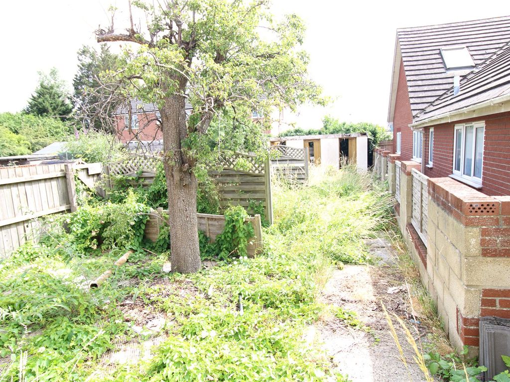 2 bed end terrace house for sale in Cricklade Road, Swindon, Wiltshire