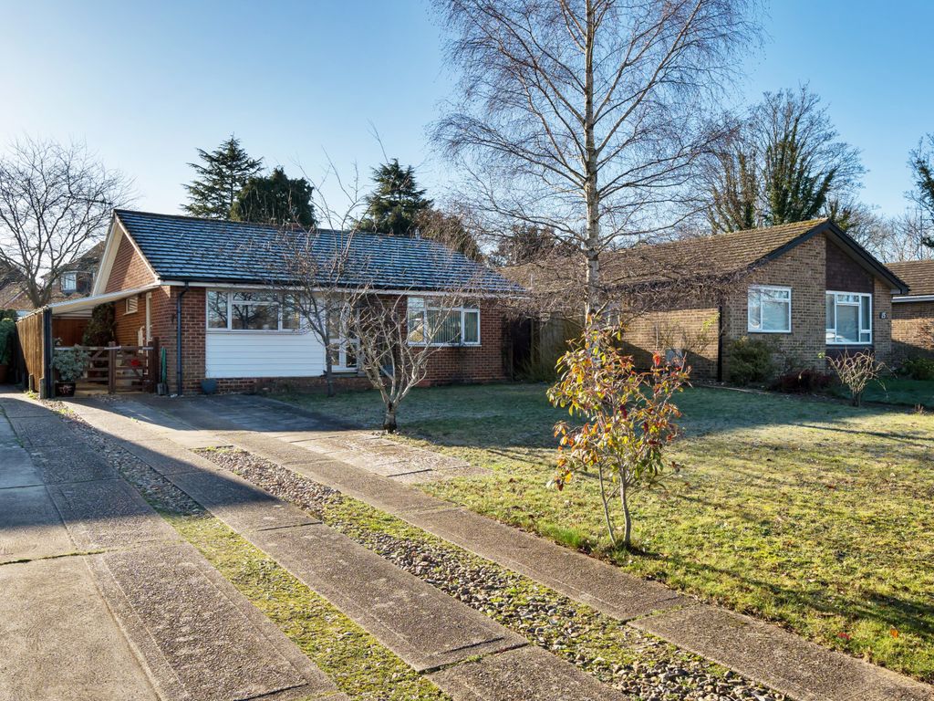3 bed bungalow for sale in Proctor Gardens, Great Bookham KT23, £
