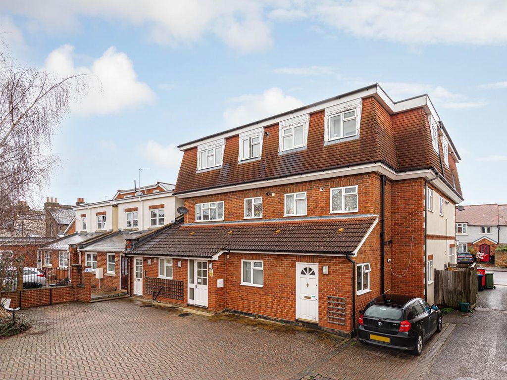 2 bed flat to rent in Walton Road, West Molesey KT8, £1,500 pcm Zoopla