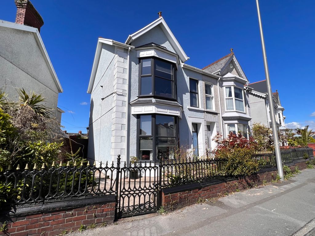 3 bed semidetached house for sale in Glenalla Road, Llanelli SA15, £