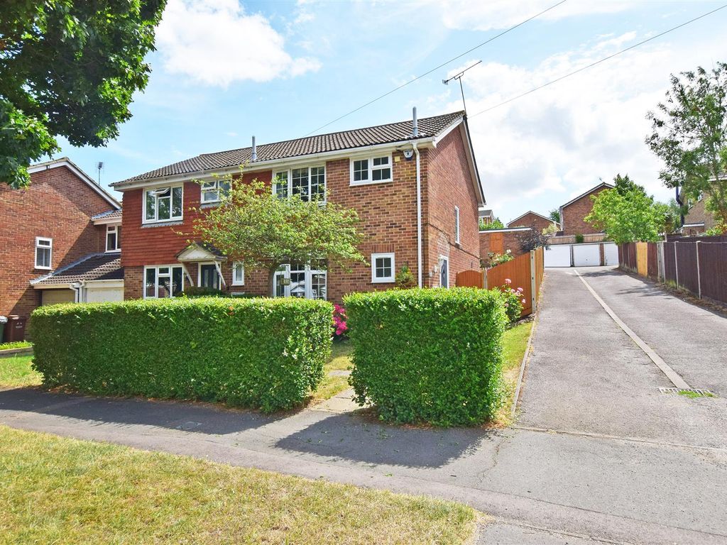 3 bed semidetached house for sale in Ploughmans Way, Rainham