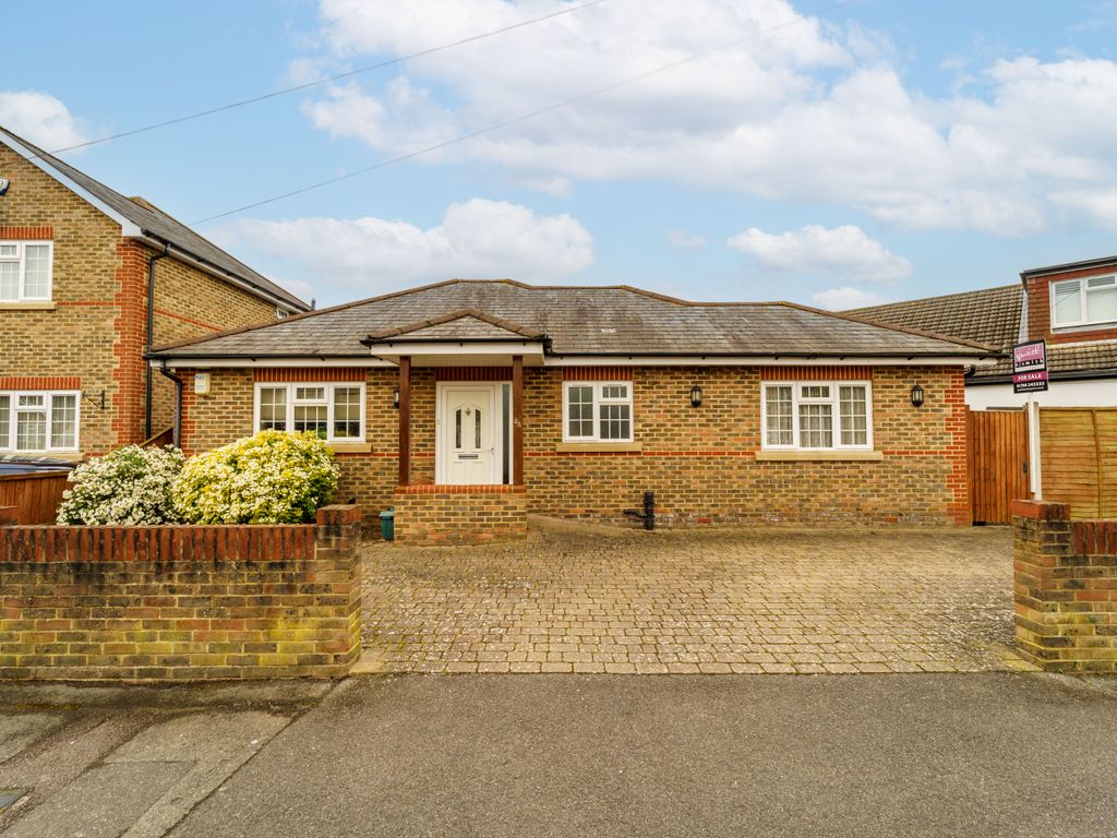 2 bed detached bungalow for sale in Glenfield Road, Ashford TW15, £