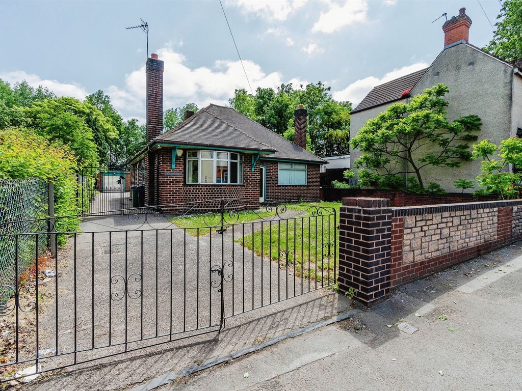 2 bed detached bungalow for sale in Bilston Lane, Willenhall WV13, £