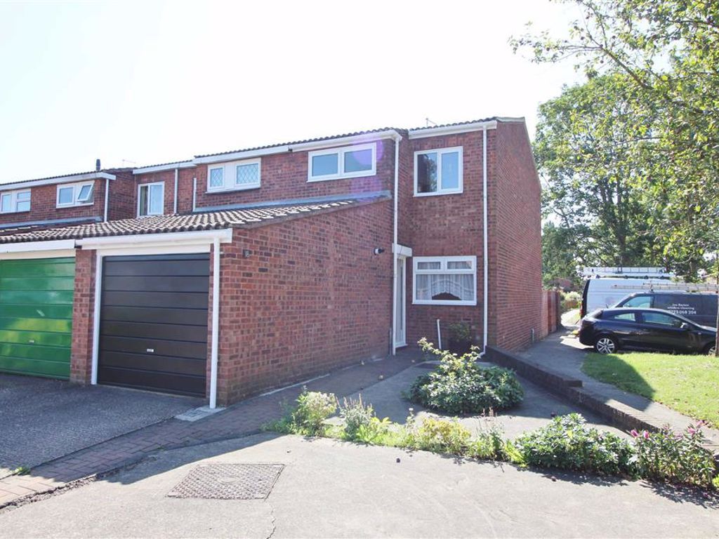 3 bed end terrace house to rent in Farrant Way, Borehamwood, Herts WD6