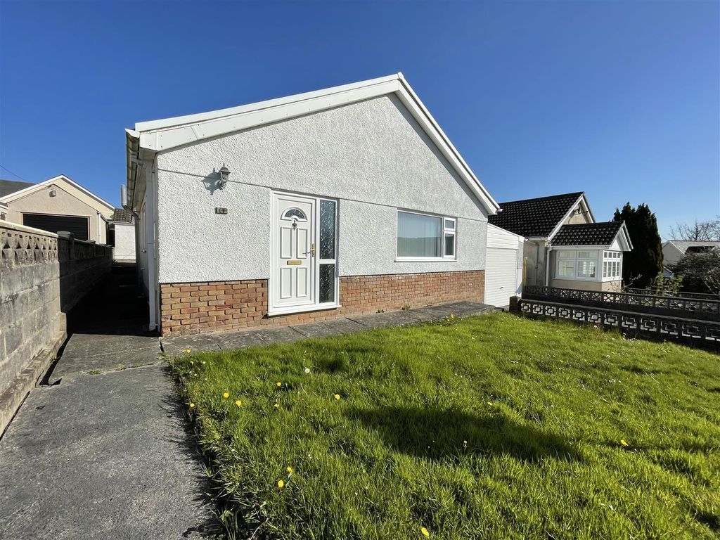 3 bed detached bungalow for sale in Uwchgwendraeth, Drefach, Llanelli