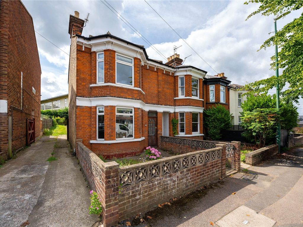 2 bed end terrace house for sale in Barton Road, Maidstone ME15, £