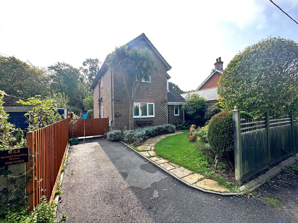 3 bed detached house for sale in St. Johns Road, New Milton, Hampshire