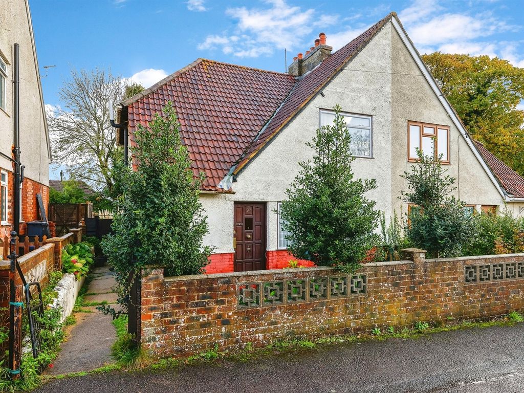 3 bed semidetached house for sale in Macklin Road, Salisbury SP2, £