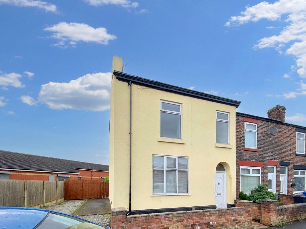 4 bed end terrace house for sale in Moorfield Road, Widnes, Cheshire