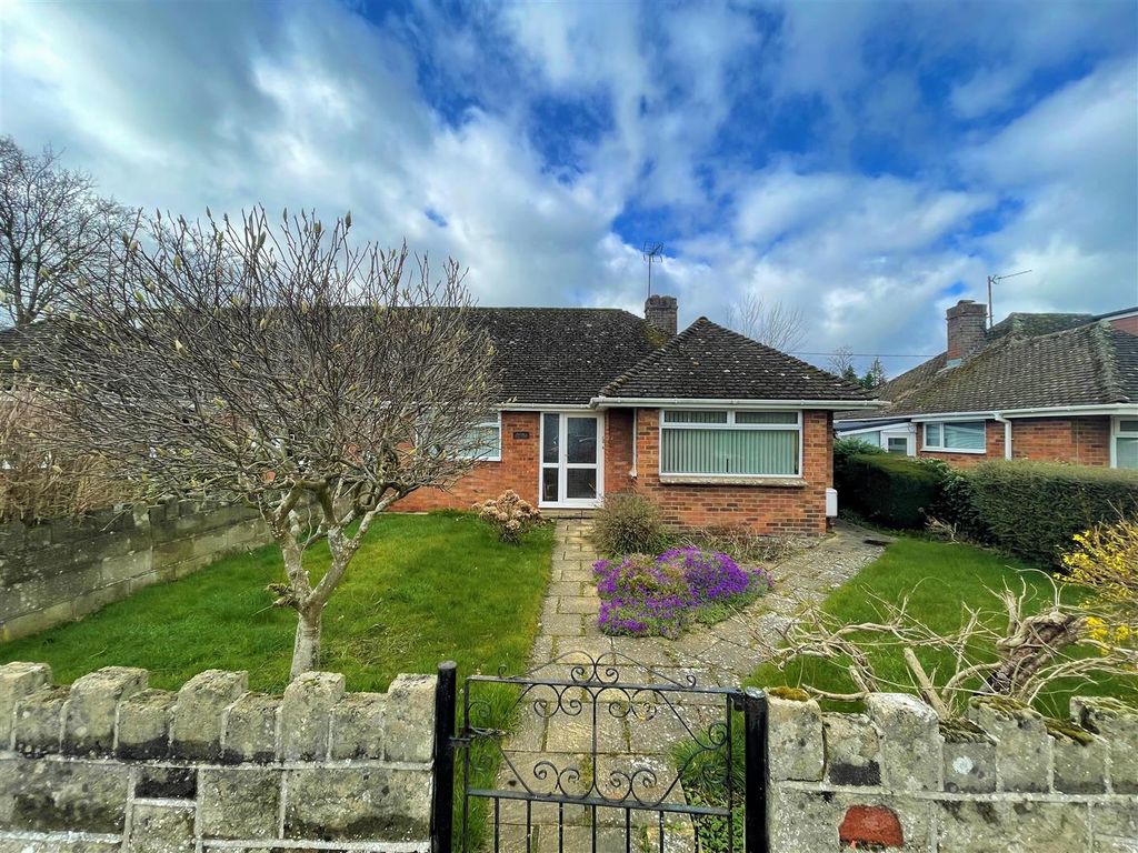 2 bed bungalow for sale in Devizes Road, Wroughton, Swindon SN4 Zoopla