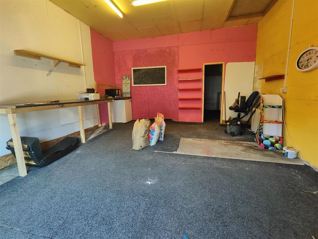Commercial property to let in Cockers Farm Business Park, Heath