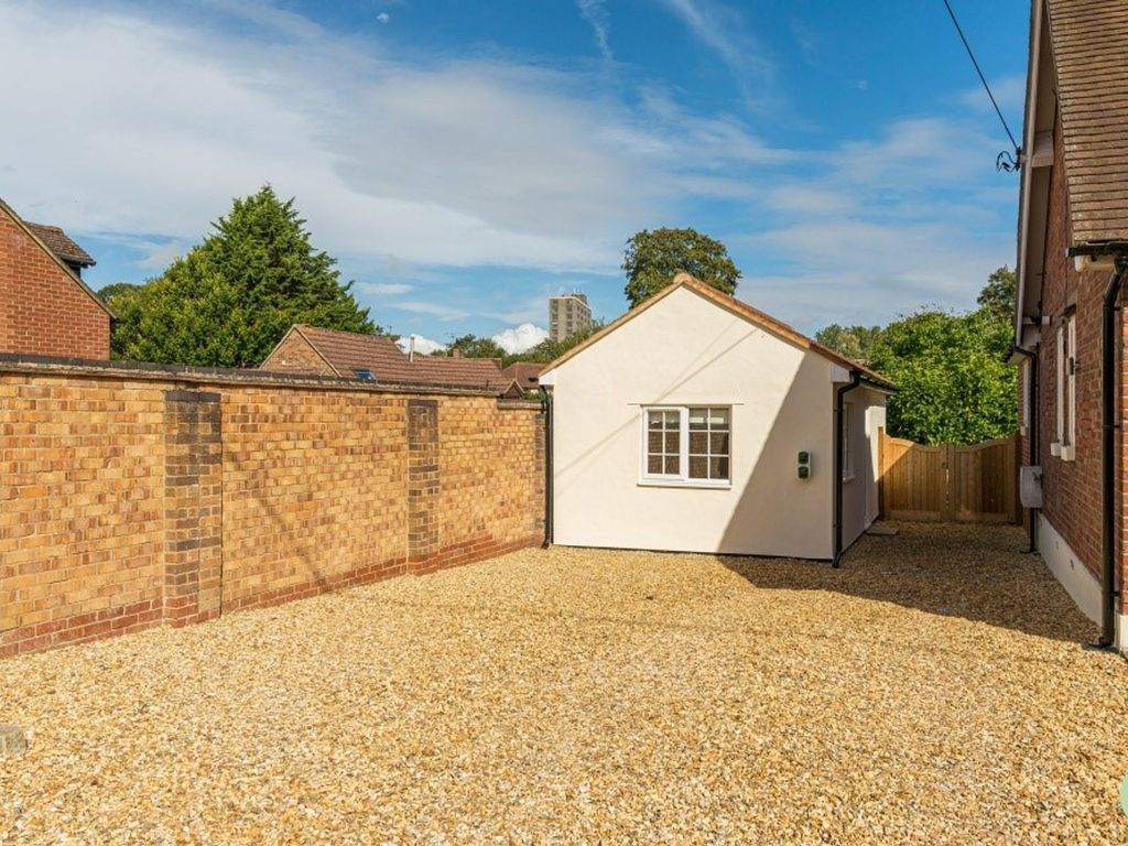 1 bed property to rent in London Road, Wheatley, Oxford OX33, £850 pcm