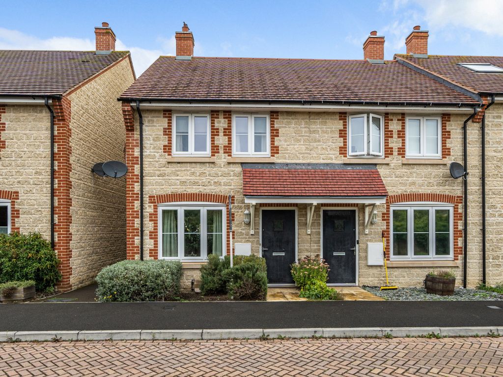 2 bed end terrace house for sale in Nursery End, Stanford In The Vale
