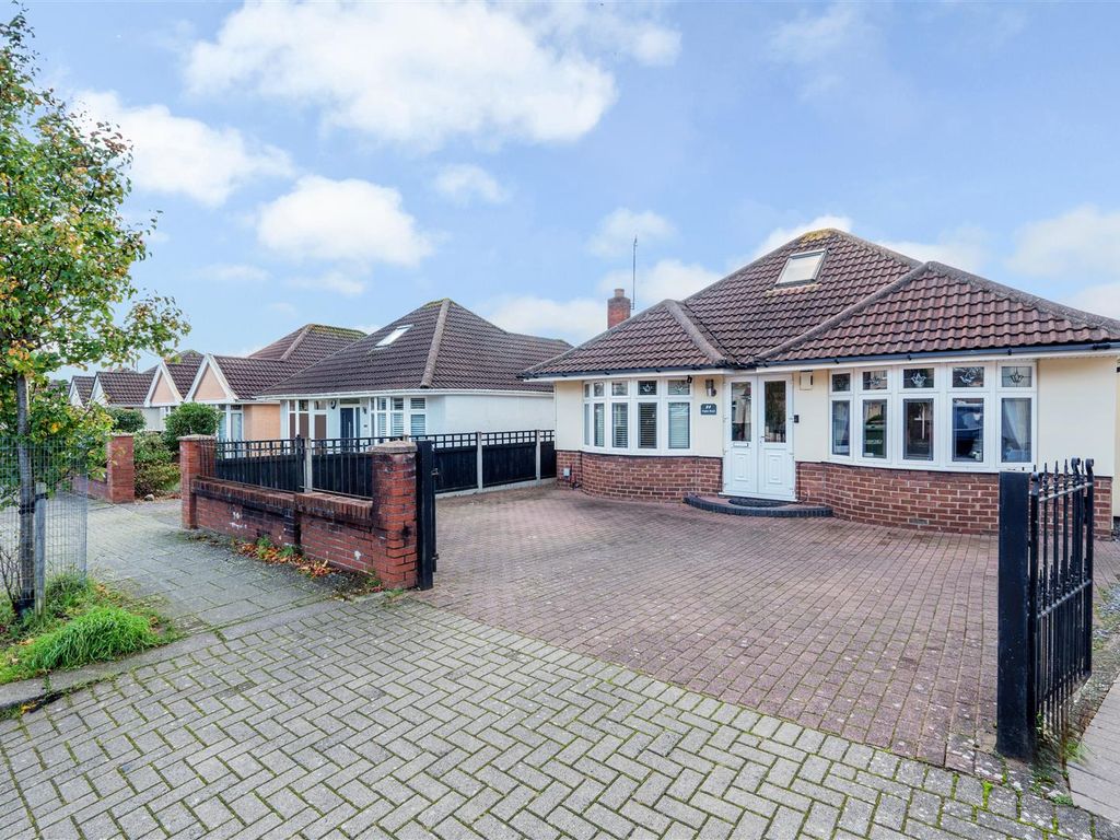 4 bed detached bungalow for sale in Poplar Road, Bristol