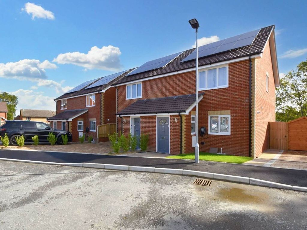 3 bed semidetached house to rent in Alvington Manor View, Newport PO30