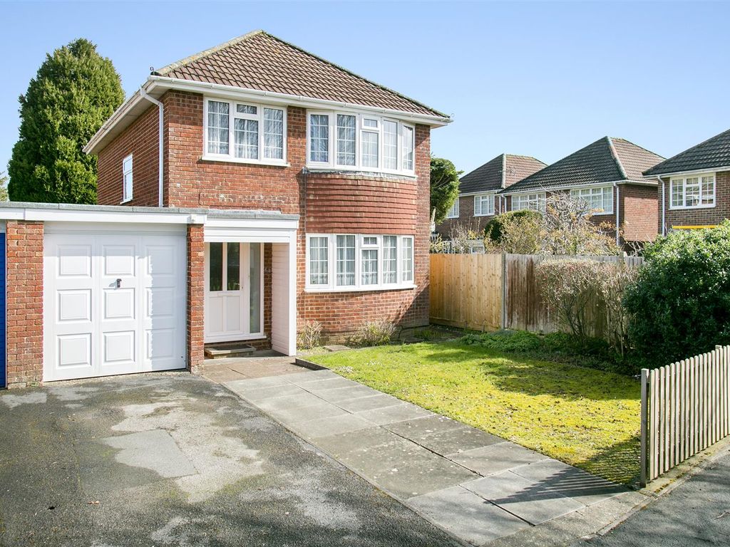 4 bed linkdetached house for sale in Cumberland Avenue, Basingstoke