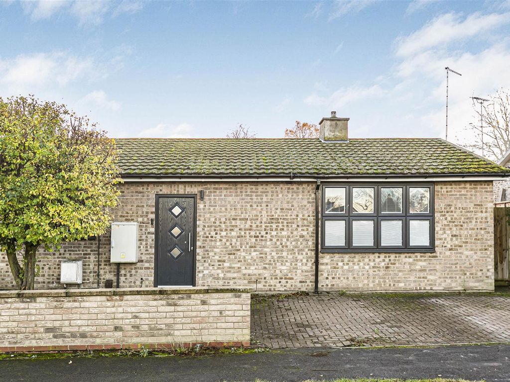 3 bed semidetached bungalow for sale in Rectory Road, Duxford