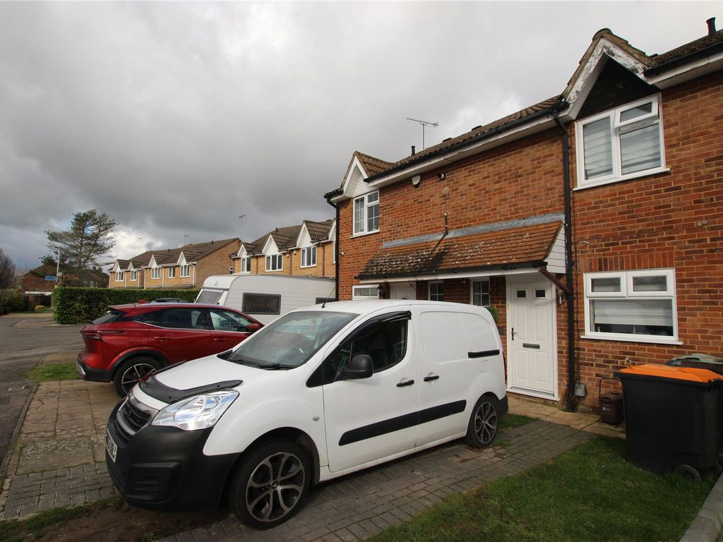3 bed terraced house to rent in Cemetery Road, Houghton Regis