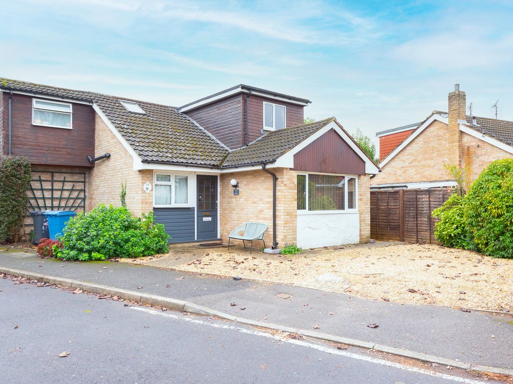 4 bed detached house for sale in Holly Way, Blackwater GU17, £485,000